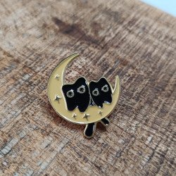 Pin's Luna & Nox, deux chats noirs sur une lune.