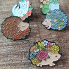 pin's hérisson fleuri avec la collection du thème foret enchantée